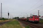 140 833 durchfährt mit einem der Größe und Gewicht angepassten Gemischtwarengüterzug der Lok am 16.06.2015 den Bahnhof Hilden