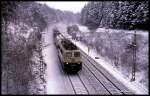 140225 quält sich mit einem langen Güterzug in Richtung Osnabrück am 14.2.1991 um 11.30 Uhr über die Steigung des Wiehengebirges bei Ostercappeln.