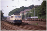 140085 fährt mit N 7327 am 10.8.1989 um 17.10 Uhr in Seckach nach Osterburken aus.