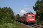 Sehr bekannt - doch der Wiedererkennungswert sinkt stetig... die Natur holt sich nun mal vieles zurück. Erst recht im Hochsommer. Doch 140 850 trotzt der Hitze und bringt einen leeren Autozug Richtung Süden. 
Aufgenommen wurde die Gute in Limmer/Ahlem/wie man mag am 09.09.16 gegen 13:30. 