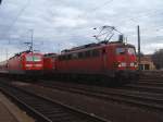 143 239-2 auf einem Abstellgleis des Aalener Bahnhofs und 140 833-5 mit einer Schwestermaschine vor rotem Signal in Aalen. Die beiden Einheitsloks haben einen langen Kohlezug hinter sich...