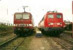 143 071 und 140 408 treffen sich im November 1999 in Rostock Seehafen.