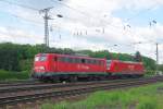 185 265-6 zieht die abgebgelte 140 018-3, in der Nordausfahrt von Gremberg Gbf, Richtung Kln-Sdbrcke. Eine nette Doppeltraktion... (04.05.09)