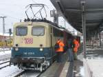 Seltenes Tte--tte: die 140-423-5 mit einer 155 und einem Hilfszug der DB Notfalltechnik im Schlepptau wartet im Bahnhof Gieen nach einem Lokfhrerwechsel auf die Weiterfahrt [01.02.2010]