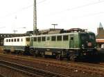 Eine grne 140 263-5 und eine ozeanblau-beige 141 118-0 auf Bahnhof Rheine am 21-4-2001 zu sehen.