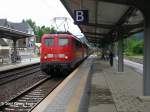 140-806 und eine Schwesterlokomotive ziehen einen langen Kohlenzug durch den Bahnhof Bullay an der Strecke Trier - Koblenz.