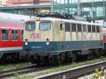 Wohl eine der letzten noch ozeanblau-beige lackierten 140er, nmlich 140 423 mit einem gemischten Gterzug auf dem Durchfahrtsgleis des Regensburger Hbf. 25.05.2006