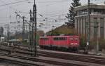 Am 16.11.2013 standen DB Fahrwegdienste 140 808-7 und 140 855-8 zusammen in Karlsruhe Hbf abgestellt und wartet auf ihren nächsten Einsatz. (Bild aus fahrenden Zug fotografiert)