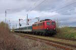 Bayernbahn 140 856-6 erreicht für WEE mit einem Ersatzzug auf der RB89 den Bahnhof Möttingen zur Fahrt von Aalen Hbf nach Donauwörth. (31.03.2023)