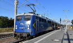 Eisenbahnen und Verkehrsbetriebe Elbe-Weser GmbH, Zeven mit ihrer  140 866-5  (NVR:  91 80 6140 866-5 D-EVB ) und einem PKW-Transportzug am 28.09.23 Durchfahrt Bahnhof Meinsdorf.