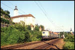 Unterhalb der Deutschordensburg in Gundelsheim ist hier 141146 mit dem E 3820 am 30.06.1993 um 18.54 Uhr in Richtung Heidelberg unterwegs.