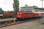 141 363 in Emden.Sie wird gleich ihren Emsland-Express zurck nach Mnster befrdern.Oktober 2002.