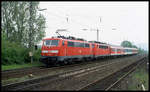 111193 und 141190 fahren hier am 9.5.2002 mit einer Regionalbahn um 9.15 Uhr in Gensungen ein.