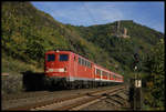DB 141354-1 ist hier am 14.10.2003 um 14.50 Uhr unterhalb der Burg Maus auf der rechten Rheinseite mit einem Regionalzug nach Koblenz unterwegs.