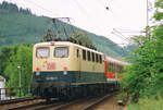 25. Mai 2000, ein Nahverkehrszug Saalfeld-Nürnberg, geschoben von Lok 141 352 verlässt den Bahnhof Pressig-Rothenkirchen