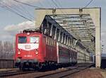 So sah der  Wiesbaden-City  planmäßig aus : 141 200 auf der Rheinbrücke Mainz-Nord im März 1989. Die  Lätzchen-Lackierung  bekamen für diese Züge 141 200, 230, 401 und 404.