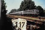 06.Juni 1993 ausfahrend Hbf.      Heilbronn 141 153-7 Bw FFM1 mit E 3376 von Heilbronn nach Heidelberg ,im Vordergrund Hektometerstein von Schwäbisch-hall-Hessental