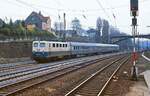 Um 1988 fährt die 141 415-0 mit einem Nahverkehrszug nach Düsseldorf im Bahnhof Gruiten ein. Heute verkehrt auf dieser Relation die S 8.