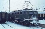 Vom Winterdienst gezeichnet ist eine 141 mit einem Nahverkehrszug aus Mittenwald im Januar 1990 in Garmisch-Partenkirchen angekommen