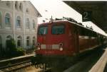 Ankunft einer Regionalbahn aus Hamburg Altona in Itzehoe mit der Lok 141 389 im Sommer 2004.