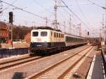 141 075-2 mit Einfachlampen und RE 3748 Altenbeken-Bad Bentheim auf Bahnhof Bad Bentheim am 25-03-1998. Bild und scan: Date Jan de Vries. 
