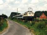 141 420-0 hat die Spitze der Steuerwagen angekuppelt (?!) und fahrt als Regionalbahn mit Regionalbahn Emden-Mnster bei Hauenhorst am 19-07-1996.