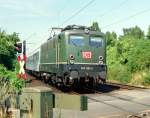 141 201 mit N 4131 (Minden–Hildesheim) am 25.07.1994 auf dem Bahnbergang westlich von Anderten-Misburg; neben den beiden Fernbahngleisen Hannover–Lehrte(–Wolfsburg/Braunschweig)