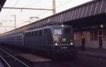 So sah der Nahverkehr zwischen Osnabrück und Münster lange Jahre aus. Knallfrosch 141168 mit Silberlingen am 28.11.1986 im Hauptbahnhof Münster.