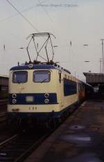 Einst war 141248 extra für den sogen.  Karlsruher Zug  mit einer Sonderlackierung versehen worden. Danach landete sie wieder im Plandienst vor normalen Zügen. Am 2.3.1988 bespannte sie um 11.21 Uhr im Bahnhof Oberhausen den N 5037 nach Duisburg.
