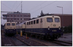 Vor dem Stellwerk des HBF Osnabrück warten am 23.7.1989 141295 und 141336 auf ihre nächsten Einsätze.