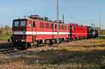 Nachschuss auf EBS 142 110-6, als diese am Nachmittag des 19.10.2017 zusammen mit EBS 242 145-1 (142 145-2) als Lokzug von EBS 155 007-8 im Bahnhof von Efringen Kirchen standen und auf die Abfahrt gen Basel Bad Rbf warteten.