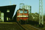 16. Oktober 1984, Im Bahnhof Dresden-Reick ist ein Nahverkehrszug aus Pirna eingefahren. Im Hintergrund der riesige Scheibengasbehälter des Gaswerkes Reick.