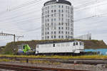 Lok 142 103-1 (ex SOB) schleppt den Tm 235 089-0 (ex BLS) durch den Bahnhof Pratteln.