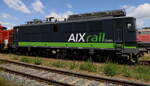 142 115-3  des EVU AJX Rail auf dem Gelände der WISAG in Brieske. 21.06.2022  11:34 Uhr.
Die Lok weist interessante Dachaufbauten auf, anstelle des 2 Stromabnehmers. 