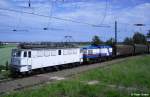 Deutsche Privatbahn DP 53 ( ex 142 132-0 ) + V 100 Nordbayerische Eisenbahngesellschaft mbH NbE 203 214-2 vor DGS 94097 mit Holzhackschnitzel von Rottleberode nach Niedergrne, fotografiert in Halle Saale am 11.06.2010 --> Inbetriebnahme der V 100 1973 als DR 110 577-4, ab 1992 Umbezeichnung in 201 577-4, seit 2007: 203 214-2, ab 2008 NBE Rail GmbH, derzeit vermietet an  HGB Hessische Gterbahn