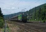 142 130 zieht am 03.August 2013 den Henkelzug durch Gemnden am Main Richtung Wrzburg.