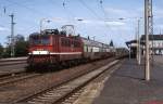 142 107-2 verläßt im Mai 1993 mit einer Doppelstockwagen-Garnitur den Bahnhof Oschatz