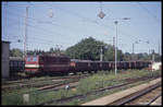 242019 fährt hier am 26.8.1990 aus Richtung Osten mit einem beladenen Kohlezug in den HBF Magdeburg ein.