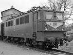 Die Elektrolokomotive 142 255-9 Anfang April 2017 in Dresden-Altstadt.