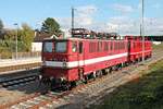 EBS 142 110-6 zusammen mit EBS 242 145-1 (142 145-2) am 27.10.2017, als diese im Bahnhof von Efringen Kirchen abgestellt waren und auf den nächsten Einsatz warteten.