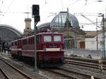 Zwei gute alte  Holzroller  E42 mit Reichsbahn-Farbgebung und -Nummer: 242 145-1 (9180 6 142 145-2 D-EBS) wartet gemeinsam mit Schwesterlok  242 110 auf neuen Einsatz; Dresden Hbf.