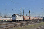 Lok 142 042-1 durchfährt den badischen Bahnhof.