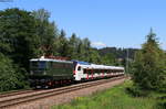 242 001-6 mit 524 303-6 als DGS 56121 (Konstanz-Bad Schandau) bei St.Georgen 25.6.20