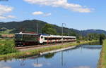 242 001-6 mit 524 303-6 als DGS 56121 (Konstanz-Bad Schandau) bei Haslach 25.6.20