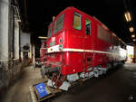 Die Elektrolokomotive 242 002-4 steht in einem der beiden Rundlokschuppen des Sächsischen Eisenbahnmuseums in Chemnitz-Hilbersdorf.