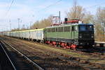 242 001-6(142 001-7 D-Press)stand am Abend des 16.04.2021 in Rostock-Bramow mit dem Wasserglas-Leerzug.