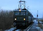 EGP 142 118 mit 151 118 am 22.12.2021 von Eberswalde nach Mukran in die Werkstatt. Hier am ehem. Haltepunkt Mukran West aufgenommen.