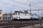 Doppeltraktion, mit den Loks 412 002-8 und 446 018-4 der EDG durchfährt den Bahnhof Pratteln.