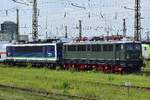 242 001 und 155 048 sonnten sich am 15.8.21 im Gleisvorfeld Leipzig Hbf.