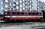 Vor der Kulisse der DDR-Wohngebäude steht 242 127 am 21.05.1989 auf den Gelände des Bayerischen Bahnhofs in Leipzig.